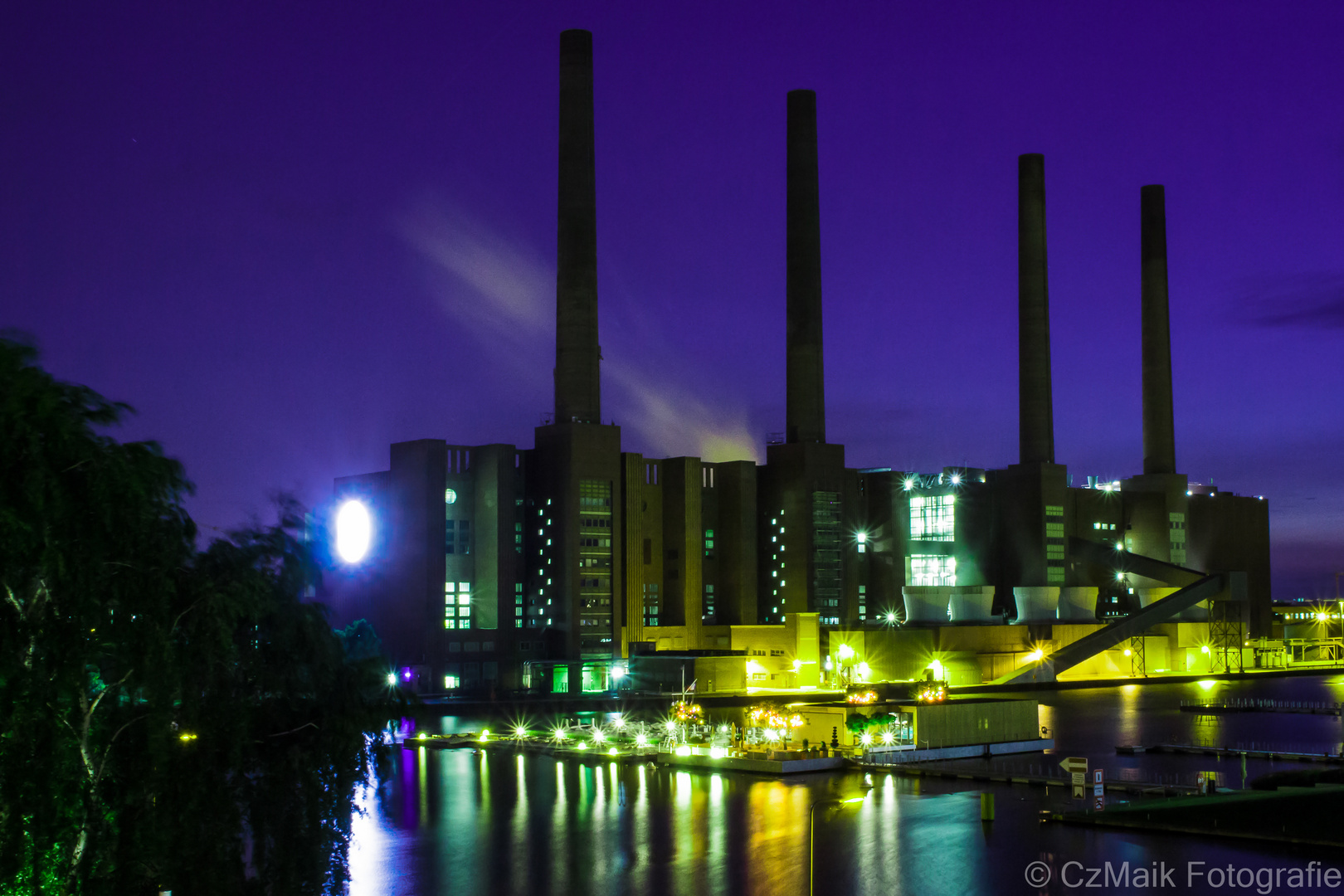 Kraftwerk bei Nacht