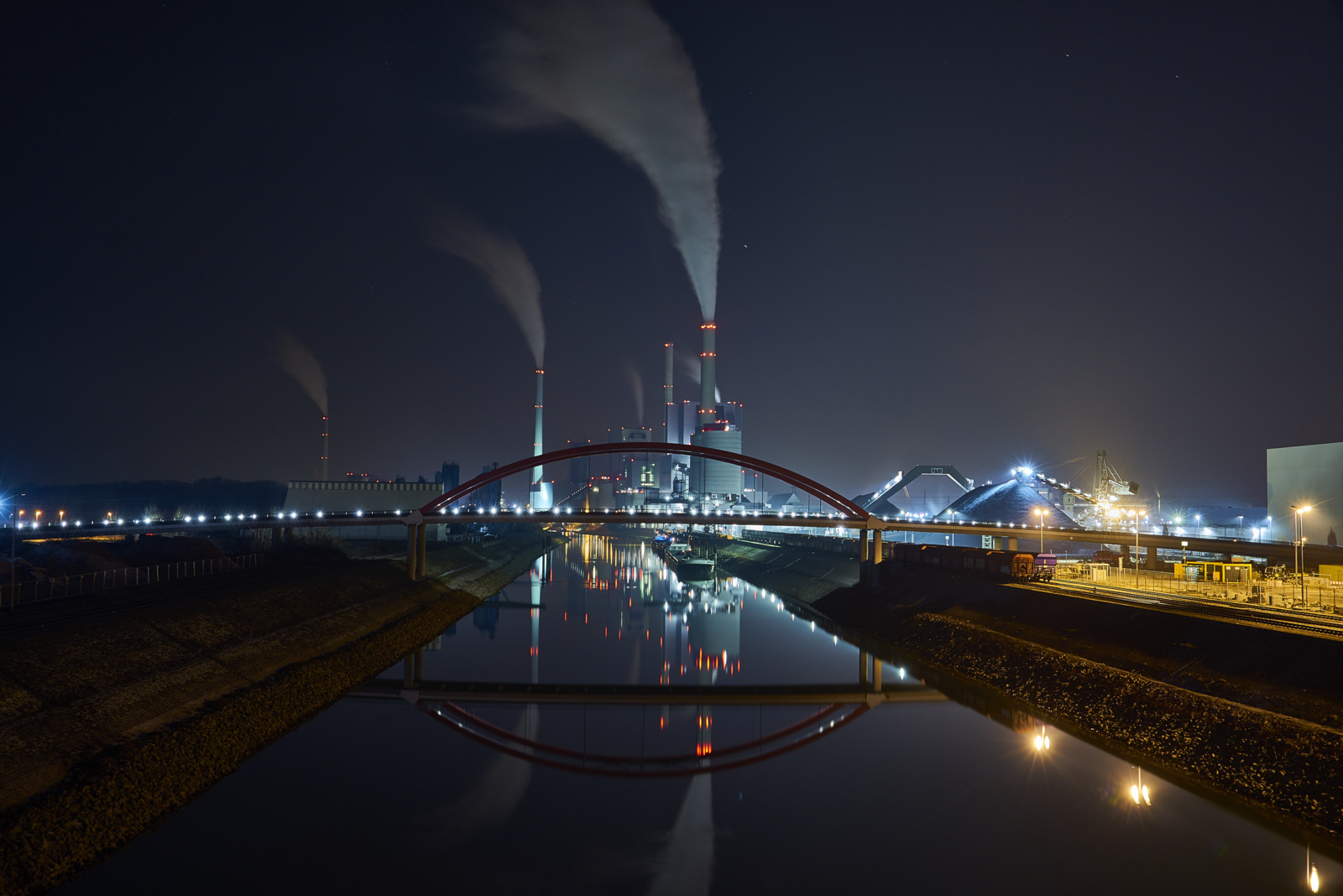 Kraftwerk bei Nacht