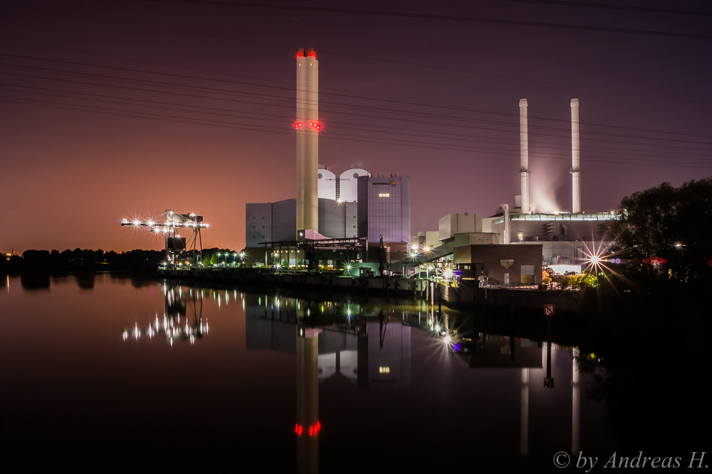 Kraftwerk bei Nacht