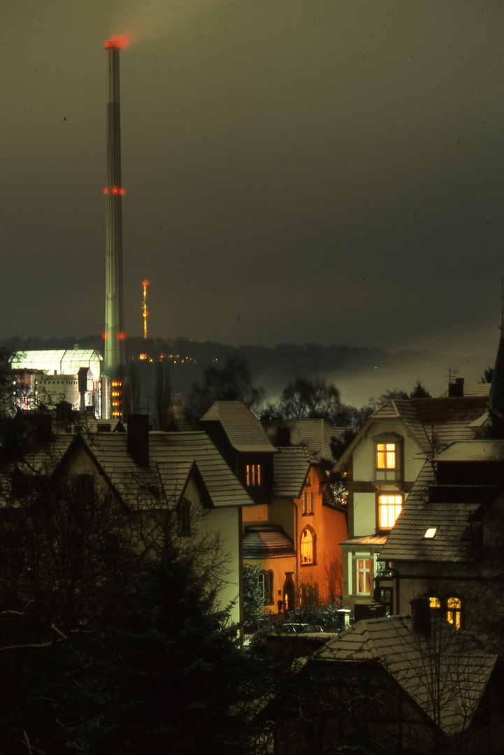 Kraftwerk bei Nacht und Schnee