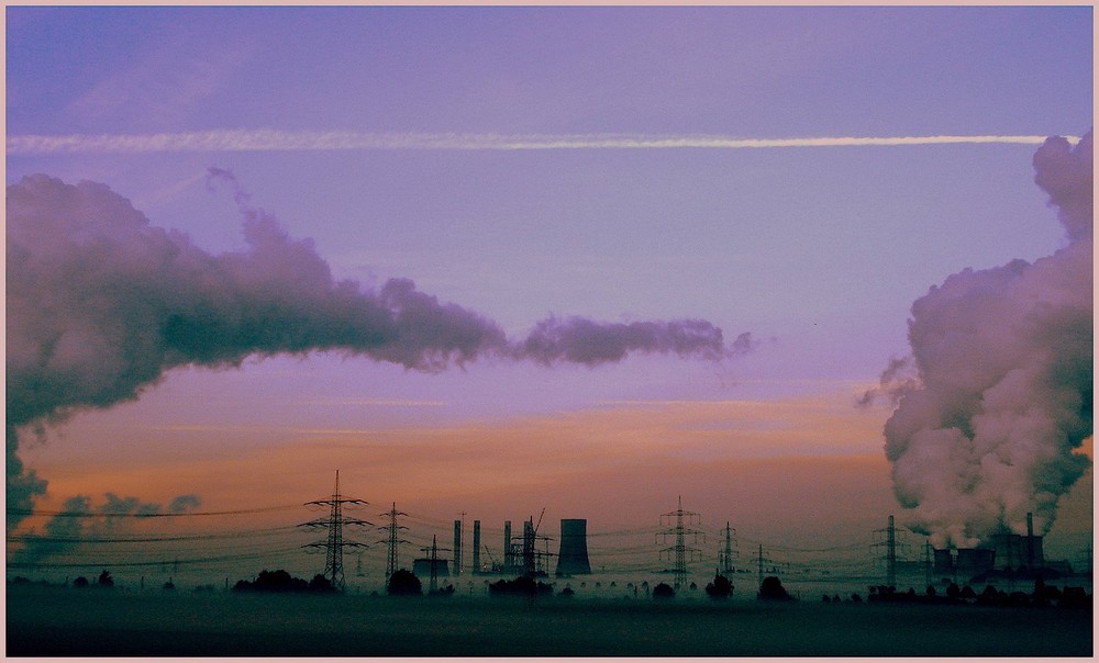 Kraftwerk bei Nebel