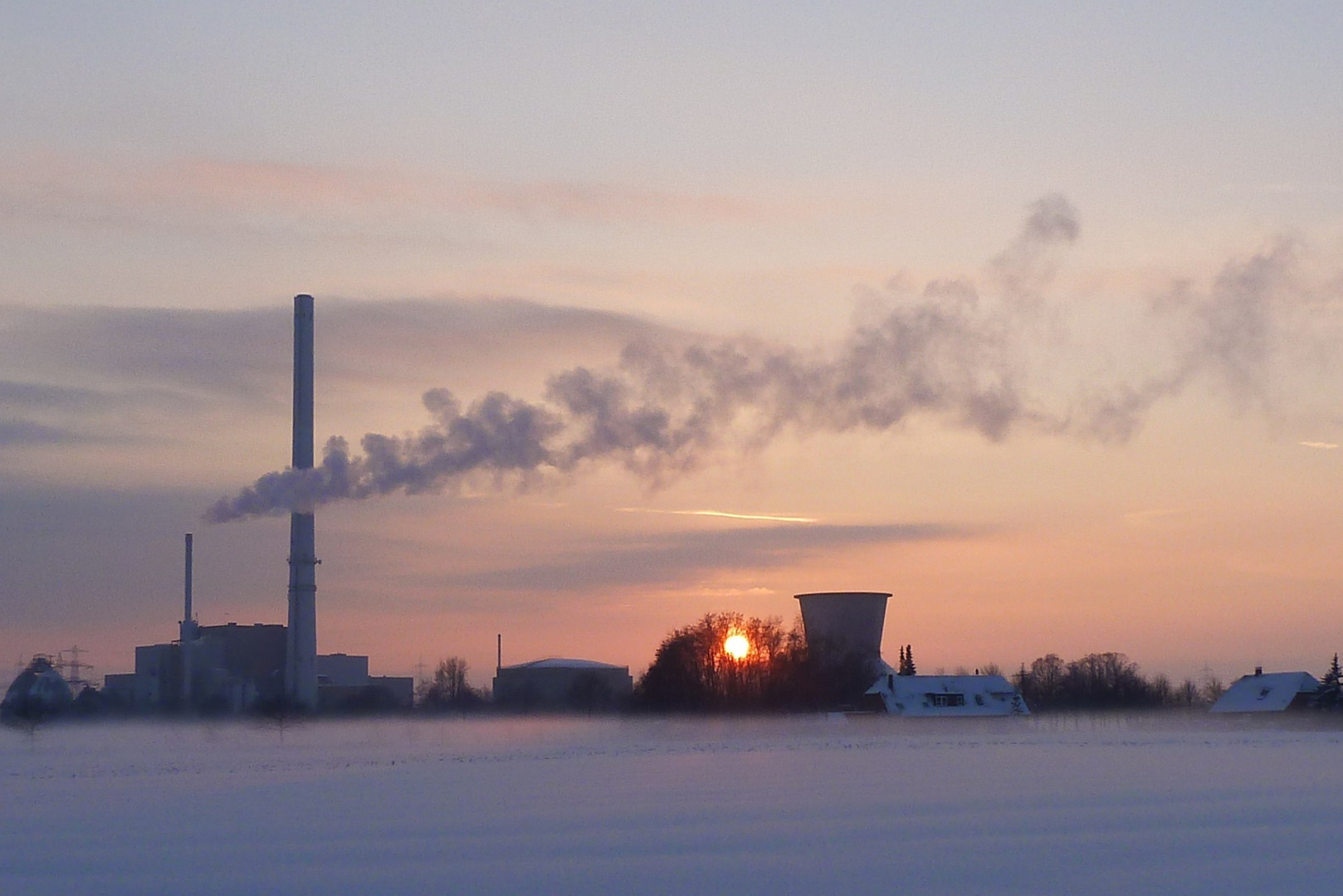 Kraftwerk bei Sonnenuntergang