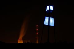 Kraftwerk Bergkamen hinter Korrridorpark-Skulptur
