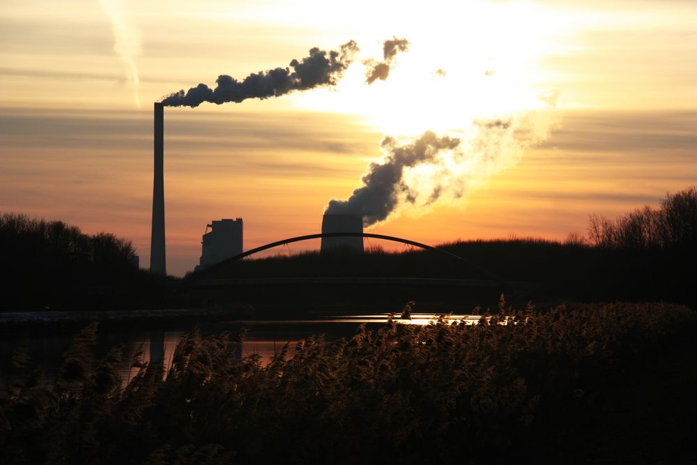 Kraftwerk Berkamen aus den Lippewiesen im Abendrot