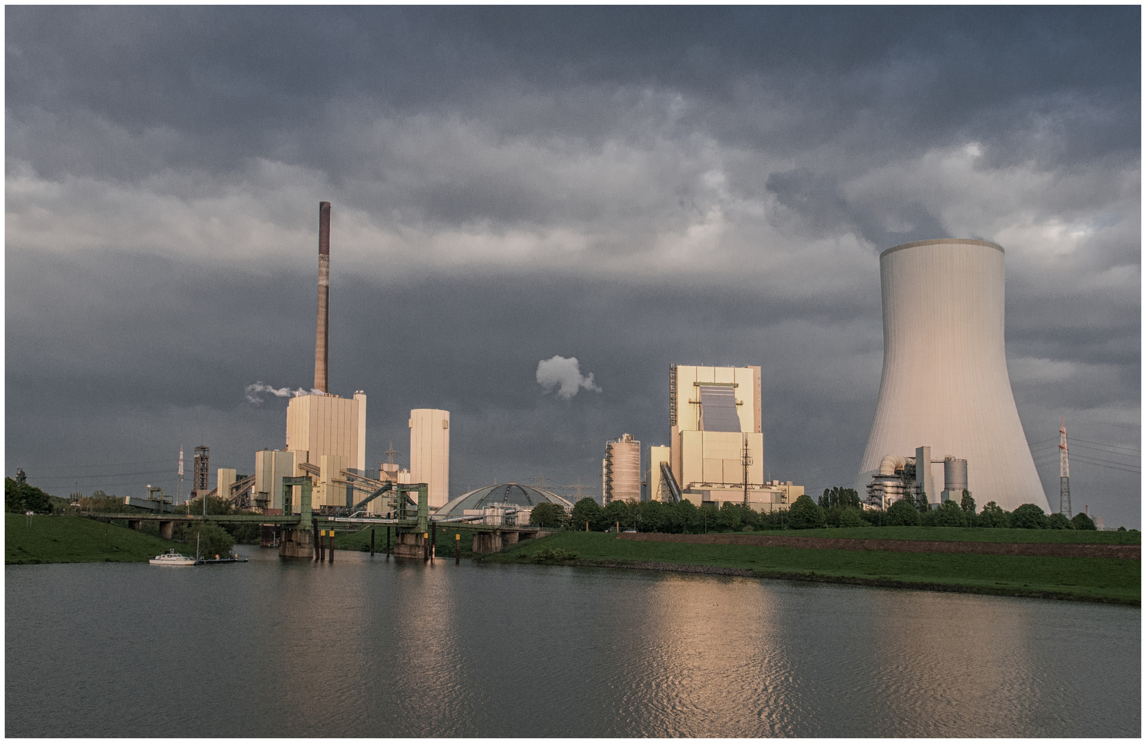 Kraftwerk Duisburg Walsum im Abendlicht