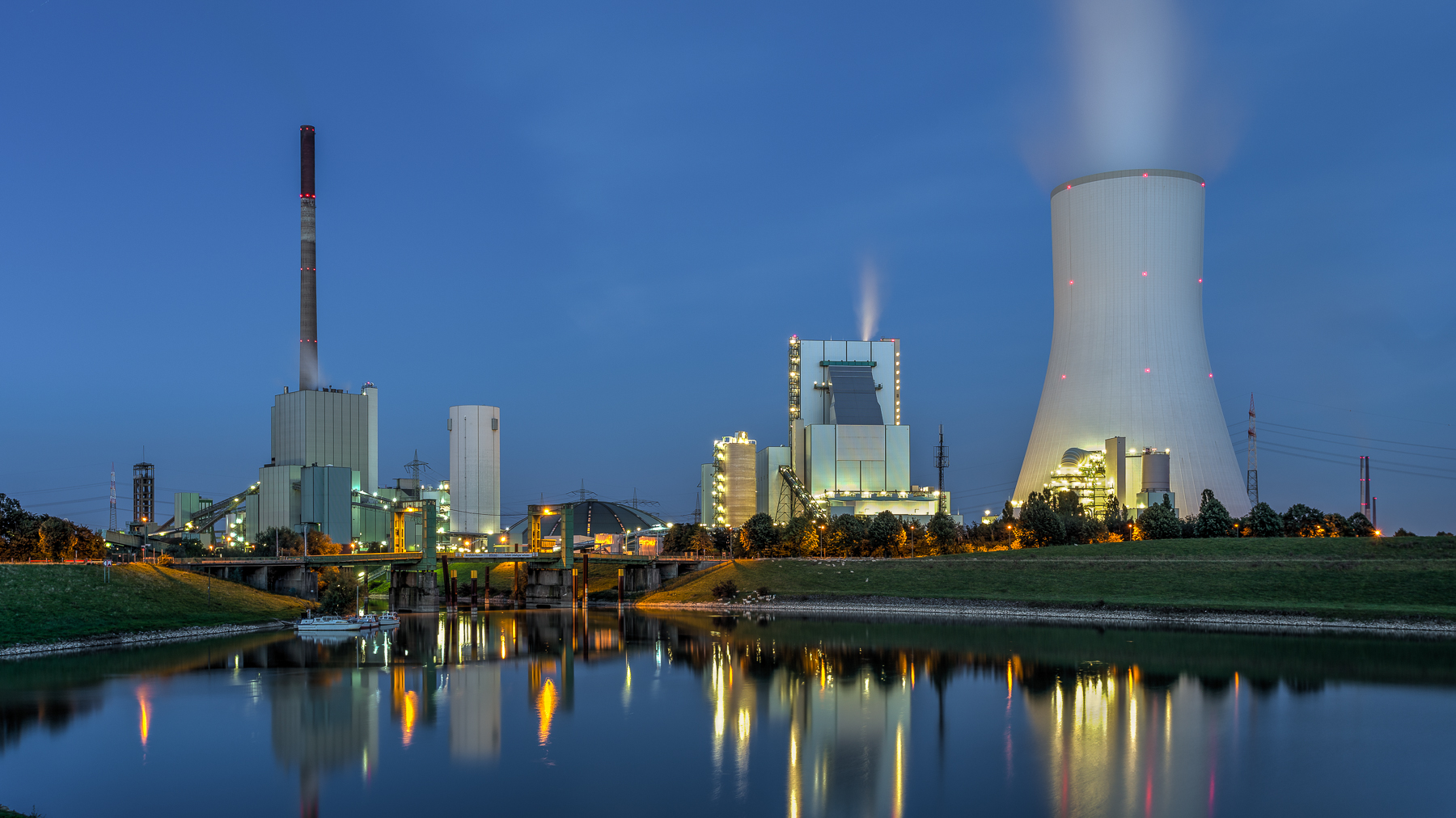 Kraftwerk Duisburg Walsum zur frühen blauen Stunde