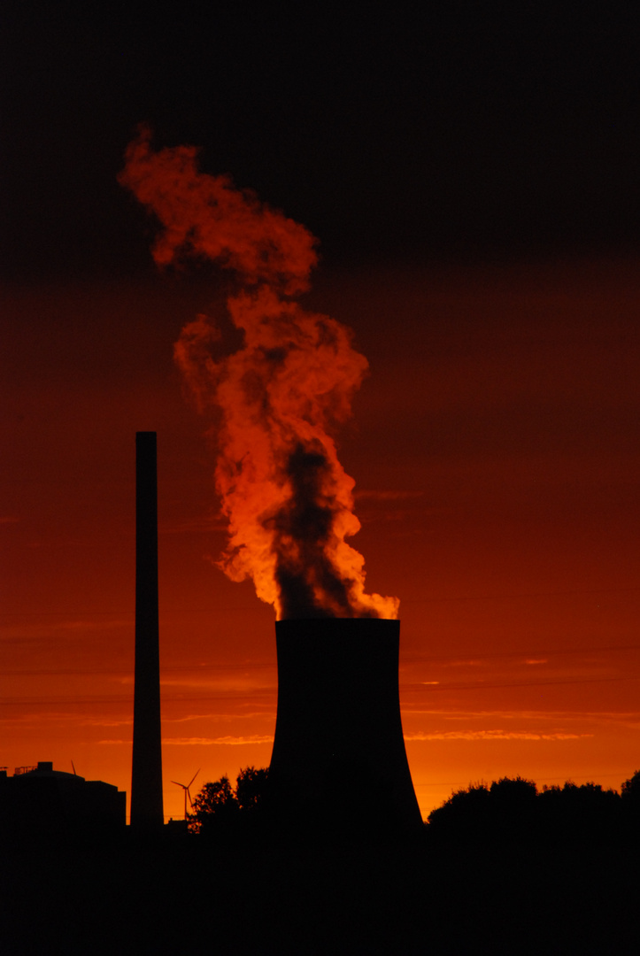 Kraftwerk Heyden im Schatten der Abendsonne