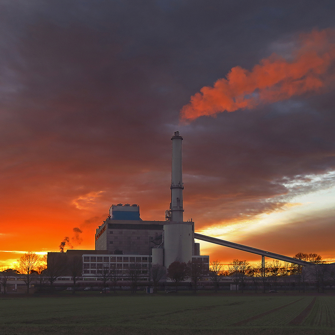 Kraftwerk im Abendlicht