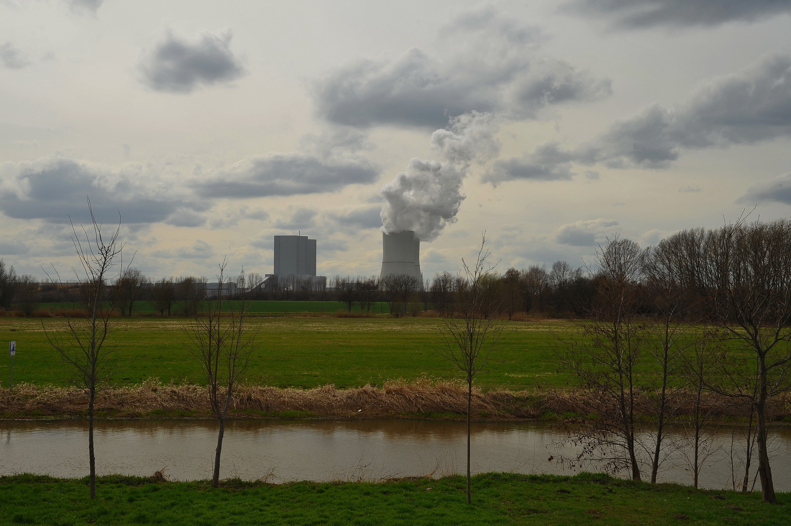 Kraftwerk im Frühling