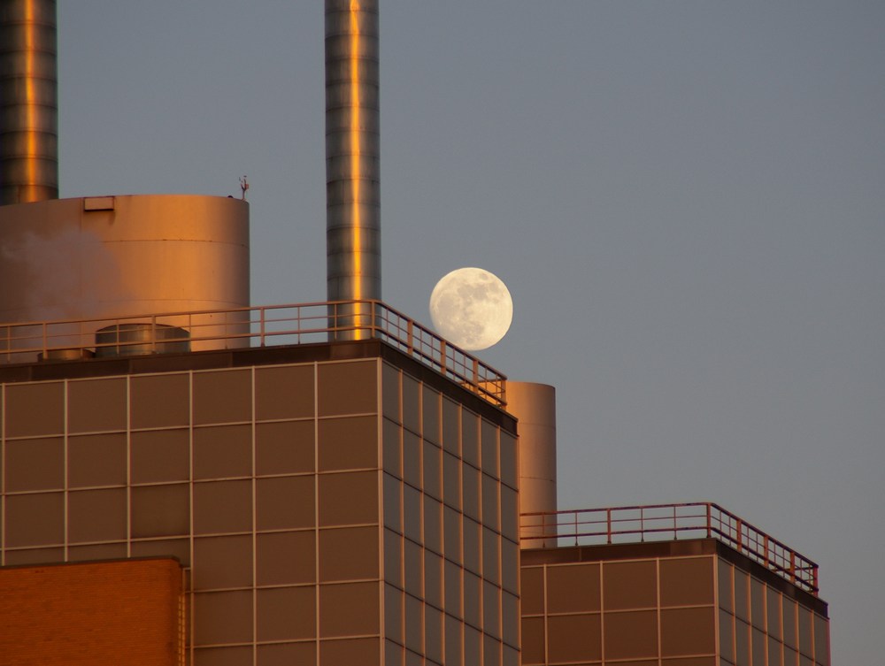 Kraftwerk im Mondenschein