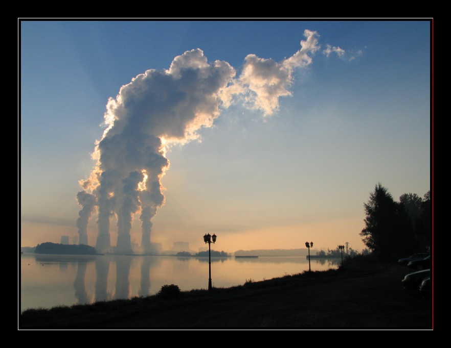 Kraftwerk im Morgennebel