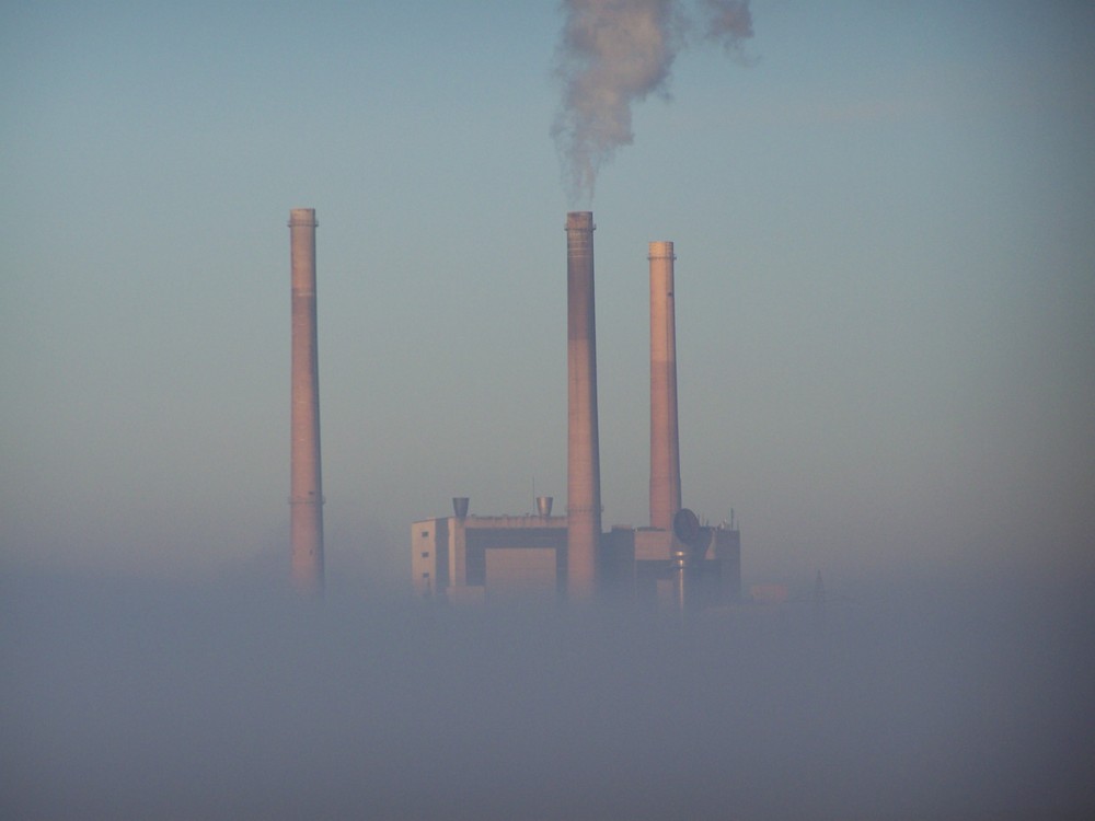 Kraftwerk im Morgennebel