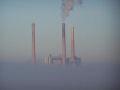 Kraftwerk im Morgennebel