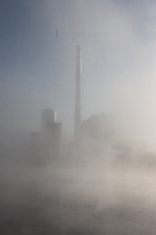 Kraftwerk im Morgennebel