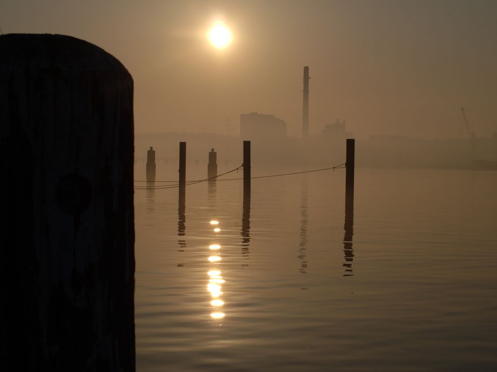 Kraftwerk im Morgennebel - Kiel