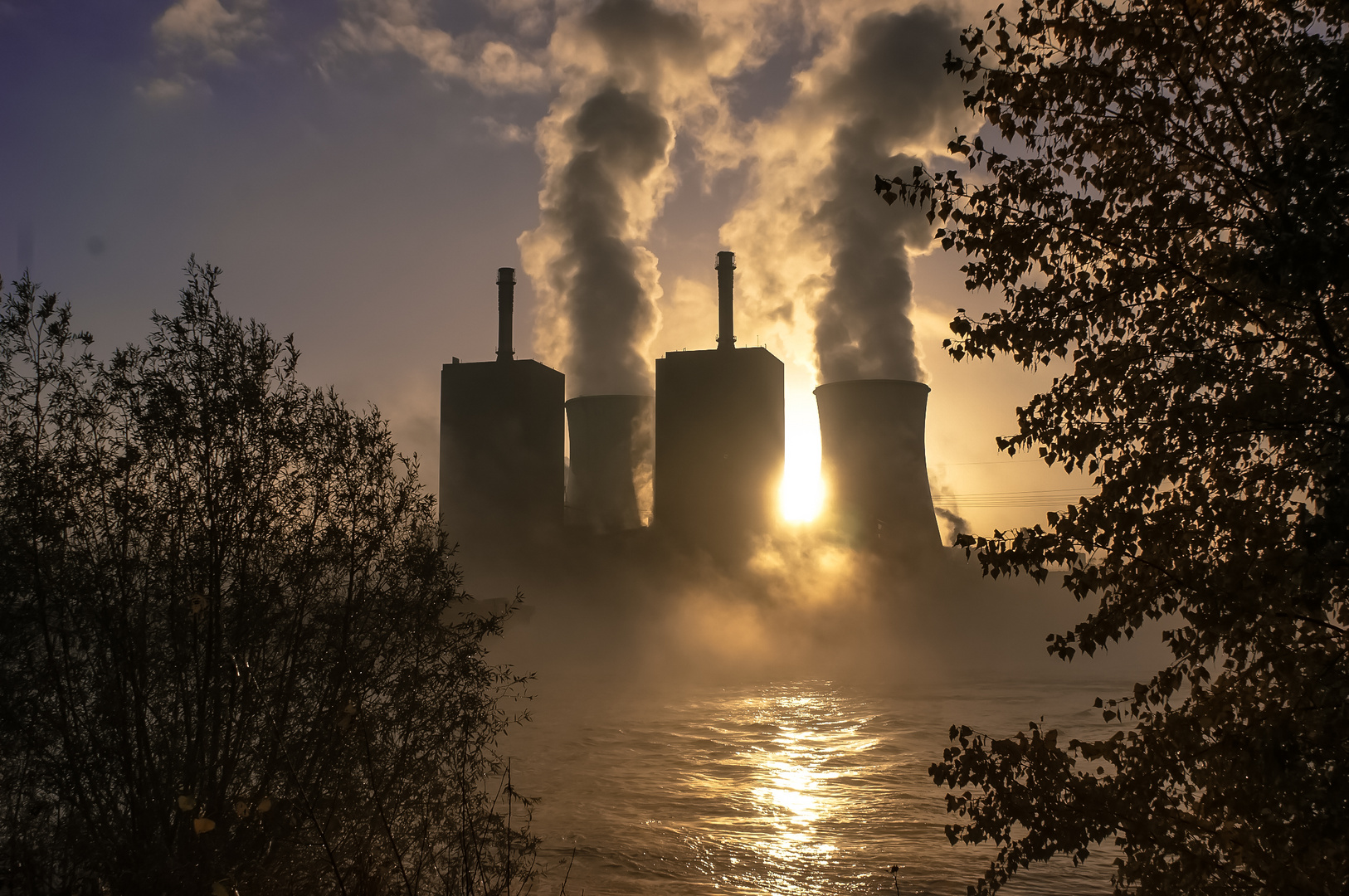 Kraftwerk im Nebel