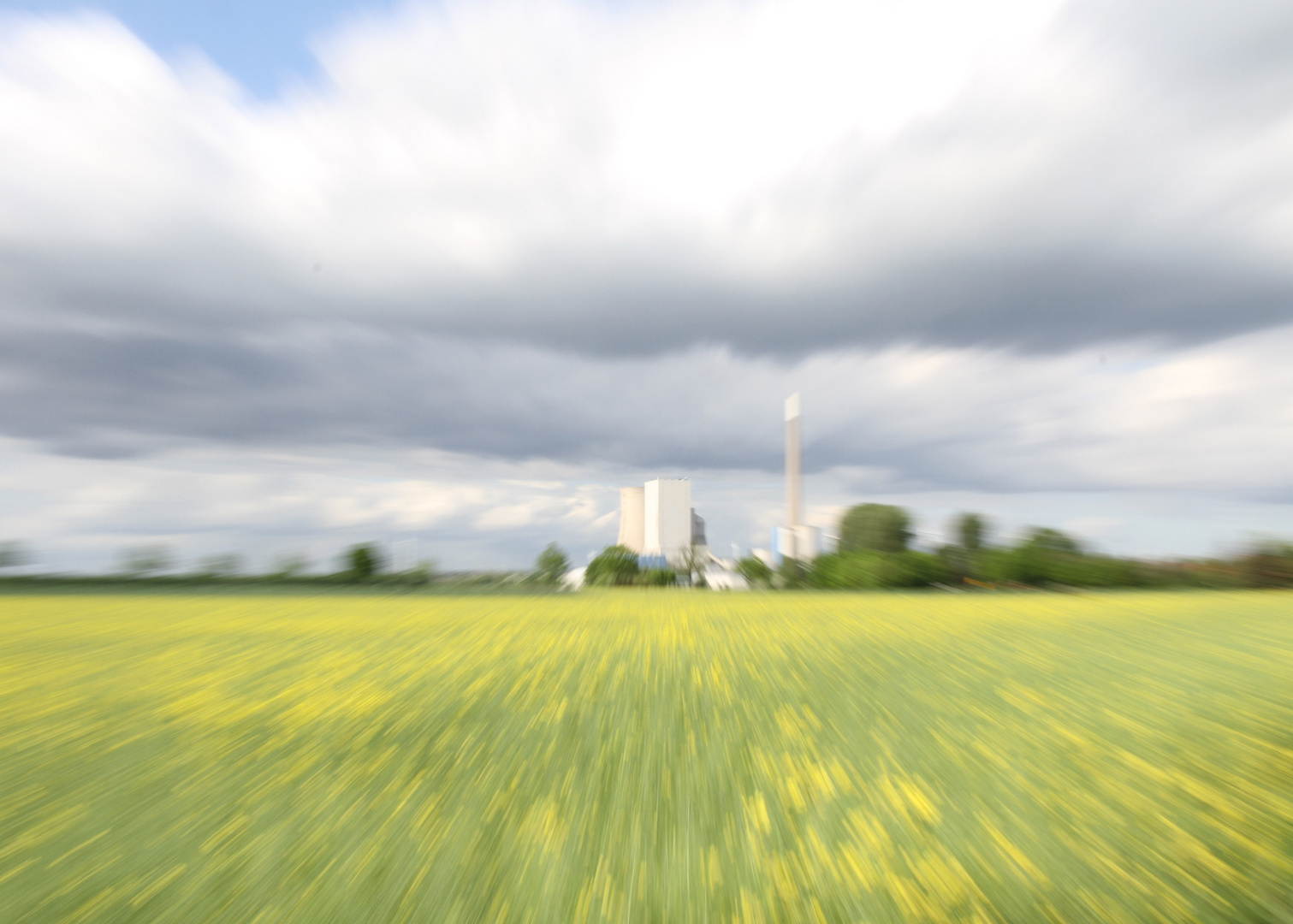 Kraftwerk im Rapsfeld