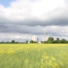 Kraftwerk im Rapsfeld