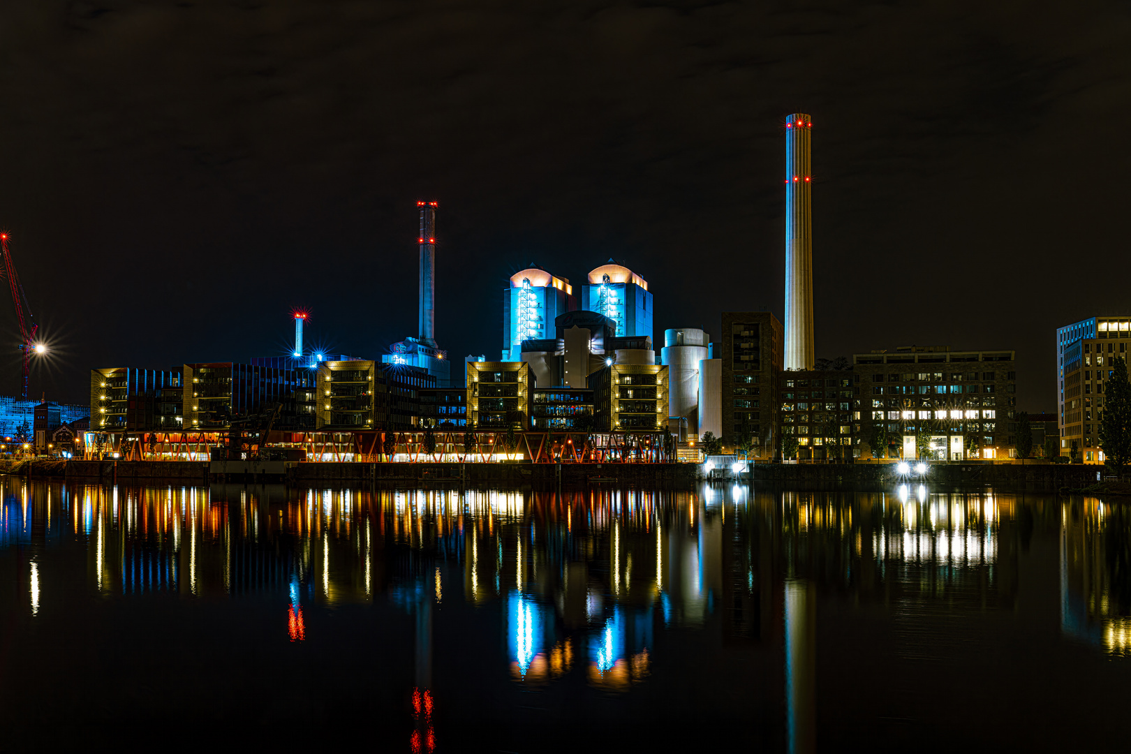 Kraftwerk im Spiegel bei Nacht