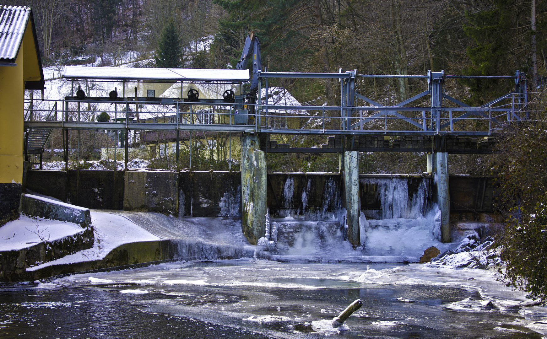 Kraftwerk im Winter