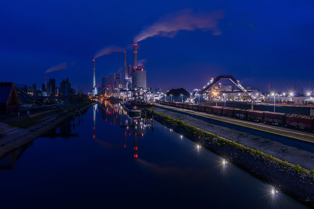 Kraftwerk in blauer Stunde