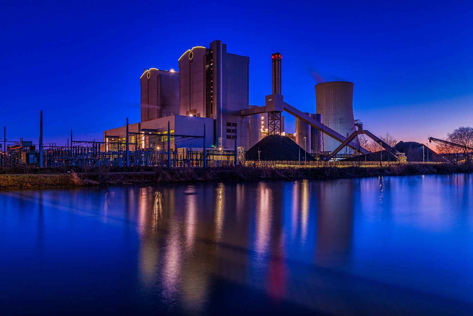 Kraftwerk in der blauen Stunde