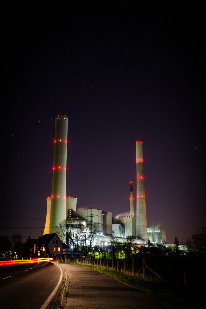 Kraftwerk in Voerde bei Nacht