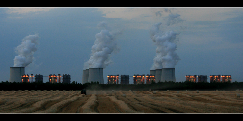 Kraftwerk Jänschwalde am Abend