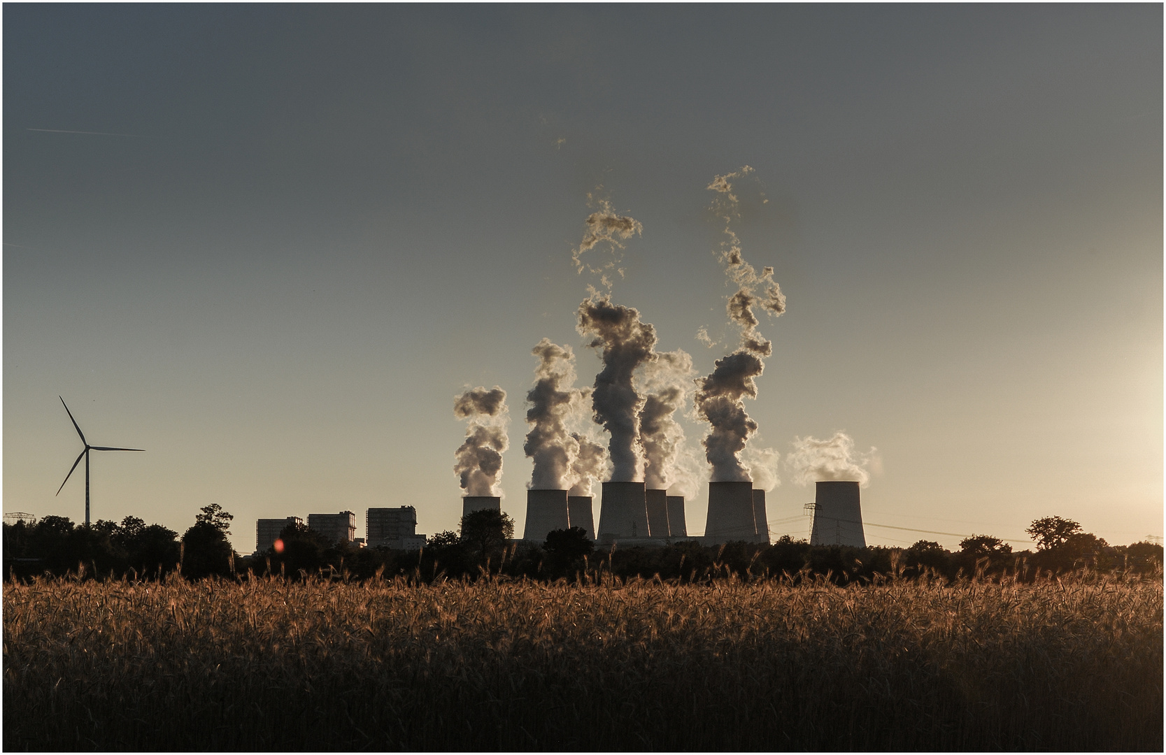 Kraftwerk Jänschwalde bei Sonnenuntergang