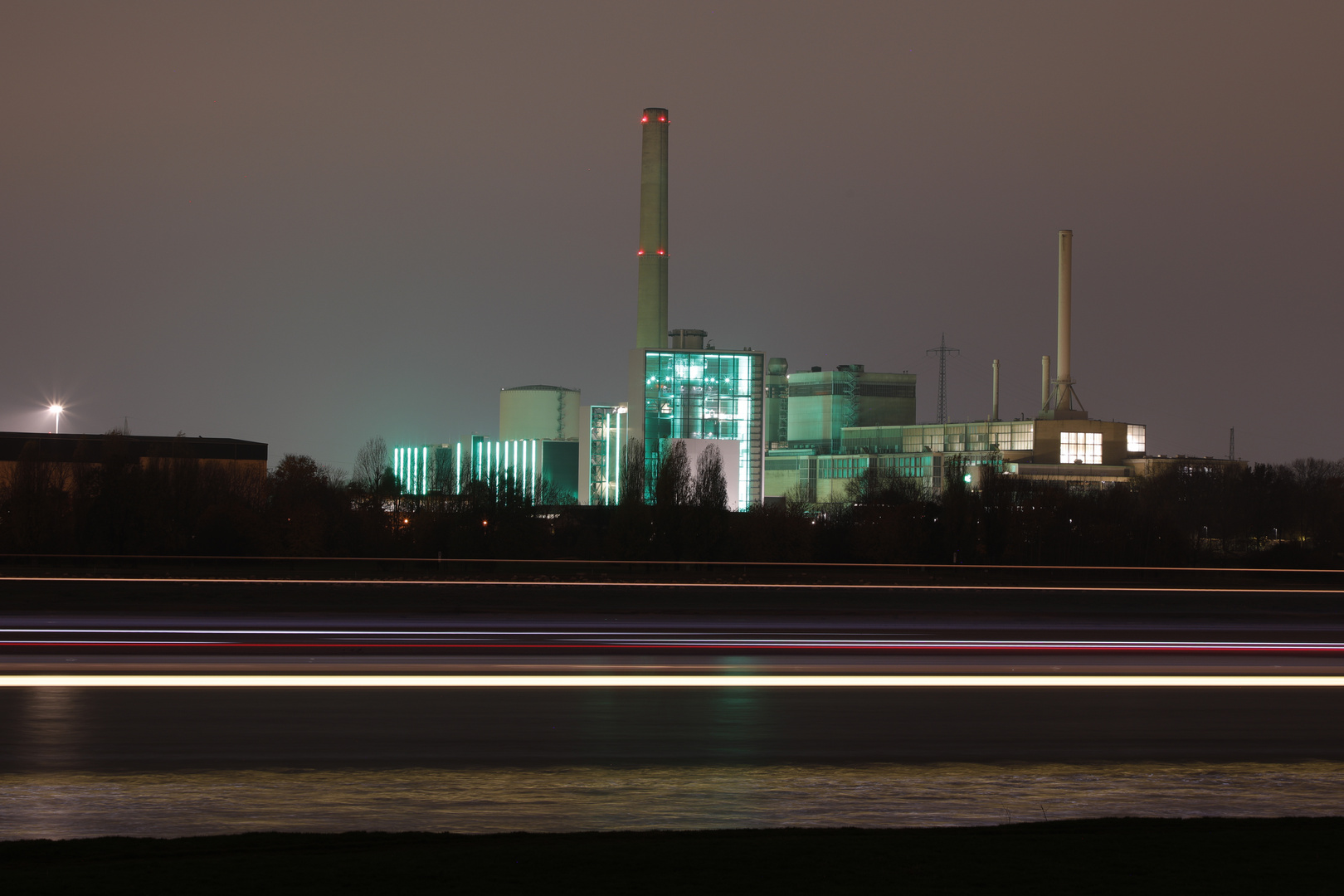 Kraftwerk Lausward am Abend mit Leuchtspuren