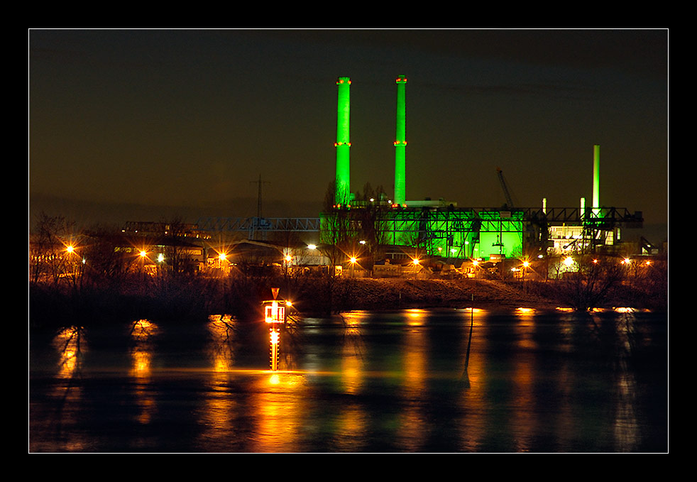 Kraftwerk Lausward bei Nacht