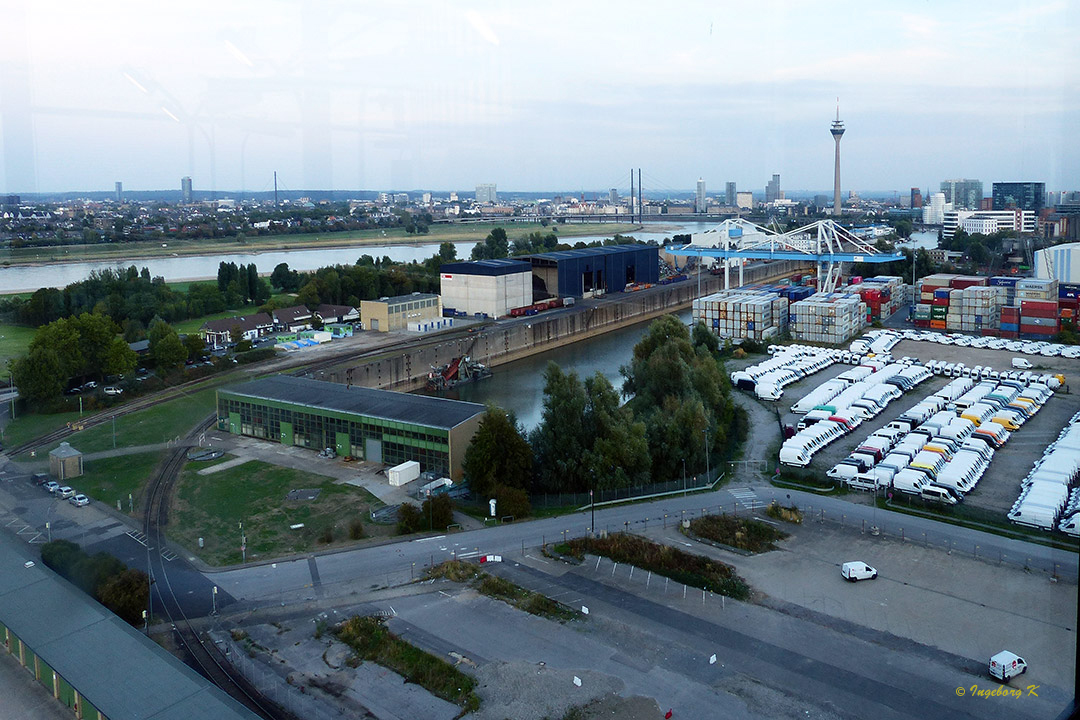 Kraftwerk Lausward - Blick das Hafengelände und Düsseldorf