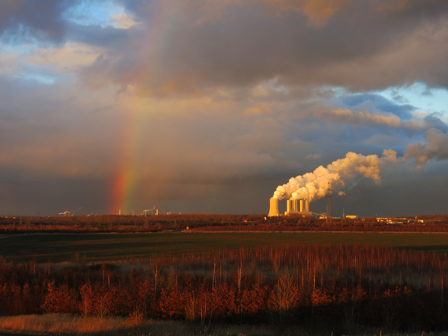 Kraftwerk mit Regenbogen