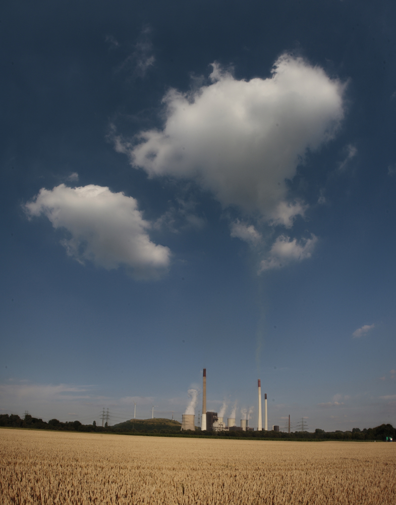 Kraftwerk mit Wolken