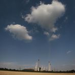 Kraftwerk mit Wolken