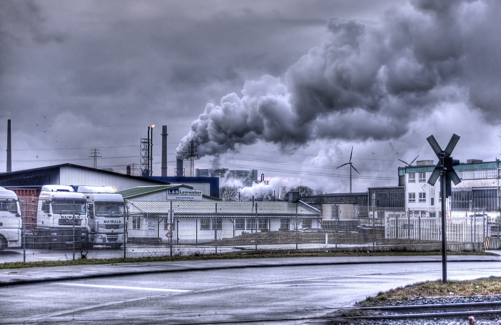 Kraftwerk Moorburg bei Volllast in Industriekulisse des Hafens