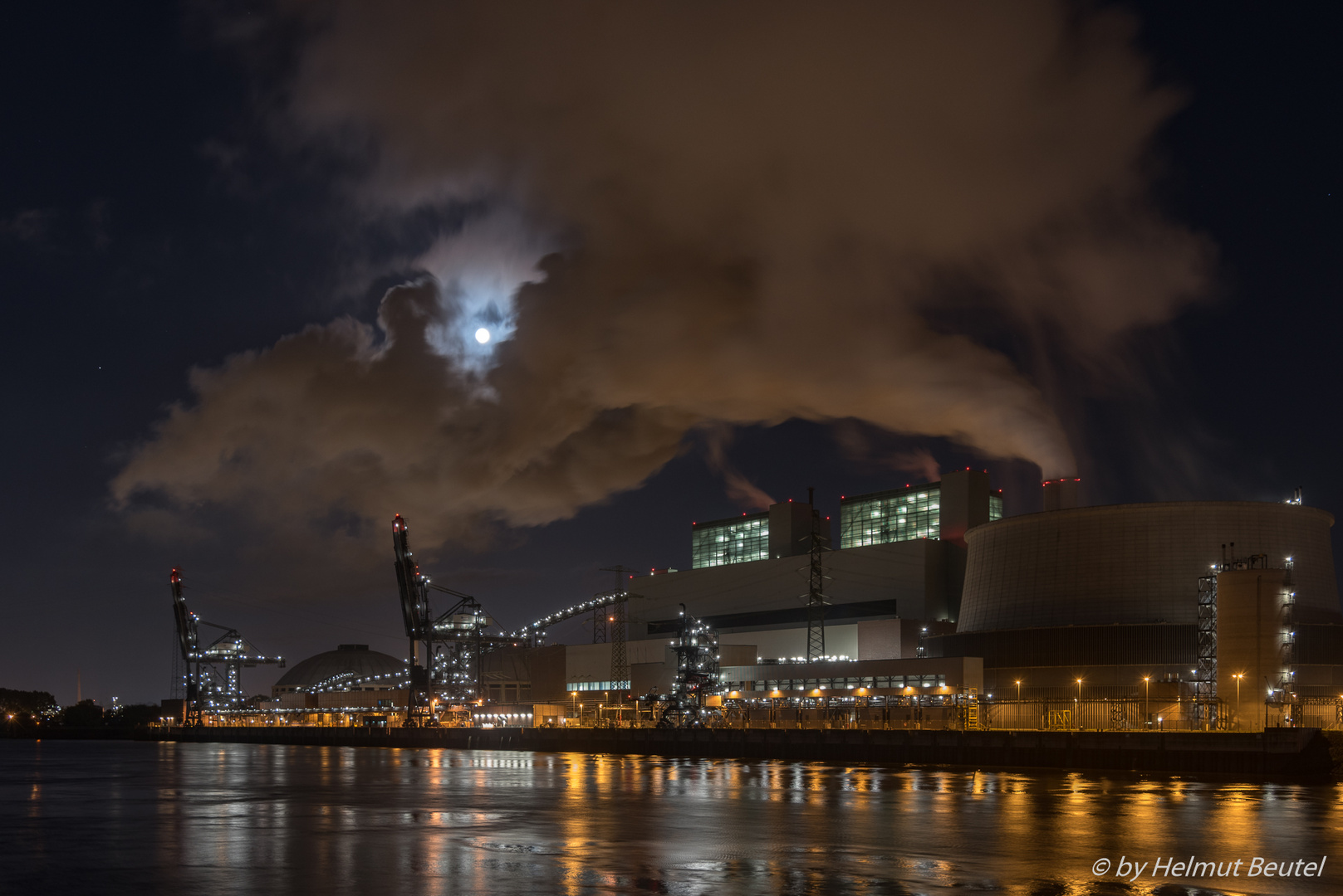 Kraftwerk Moorburg - Mond eingenebelt.