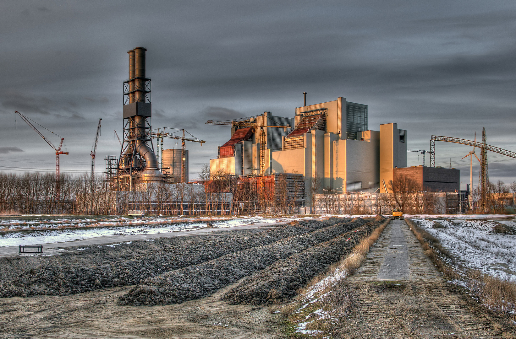 Kraftwerk Moorburg und gelber Bagger