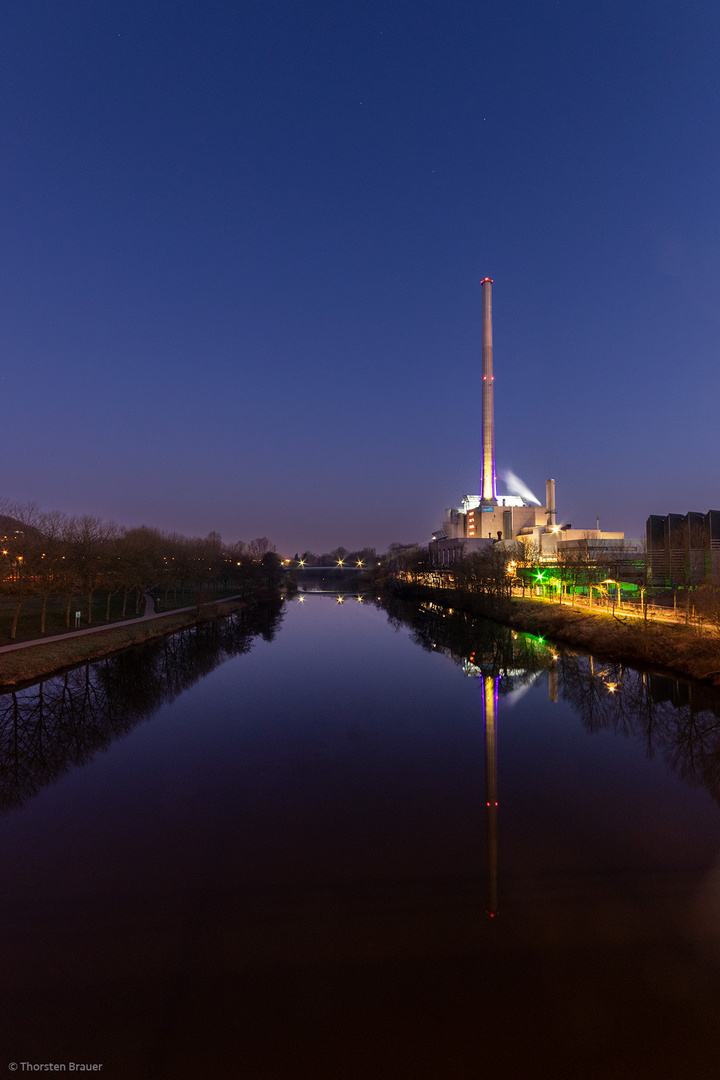 Kraftwerk Römerbrücke in blau-gelb