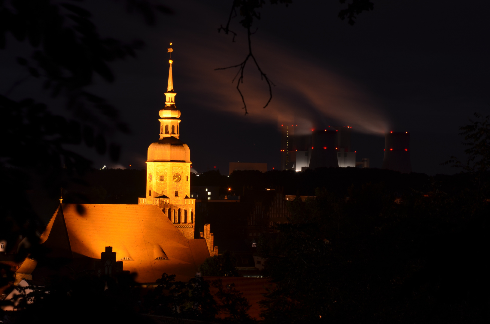 Kraftwerk und Kirche