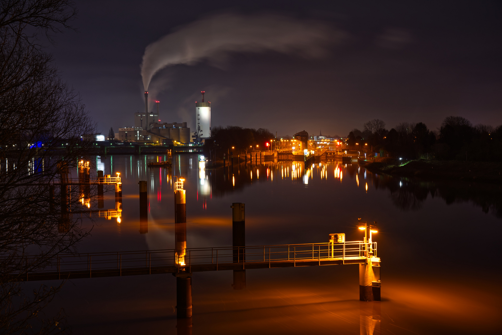 Kraftwerk und Schleuse bei Nacht