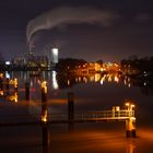 Kraftwerk und Schleuse bei Nacht