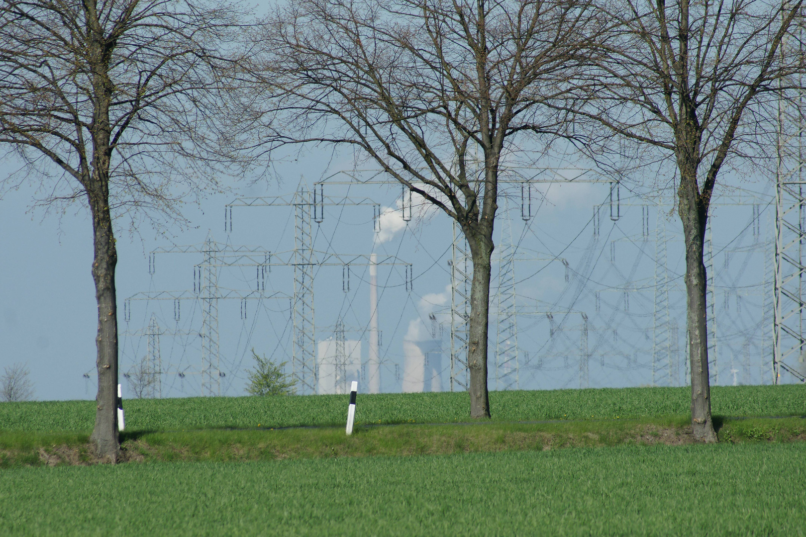 Kraftwerk und verdrahtete Landschaft