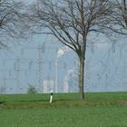 Kraftwerk und verdrahtete Landschaft