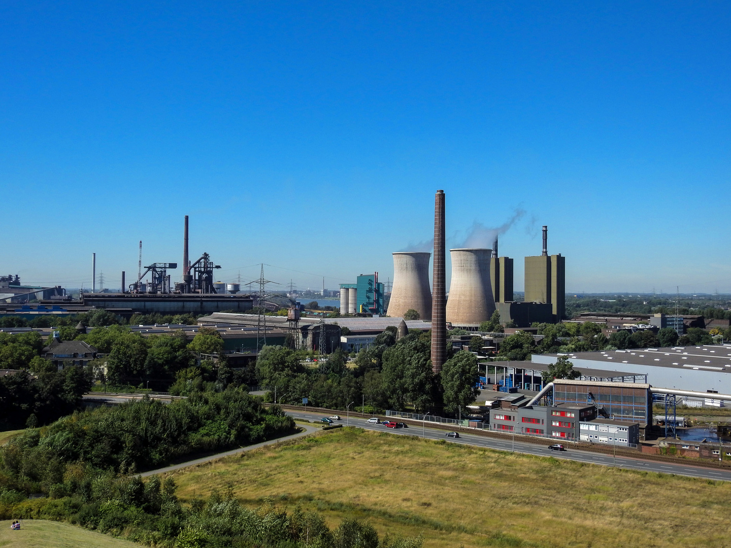 Kraftwerk unter blauem Himmel