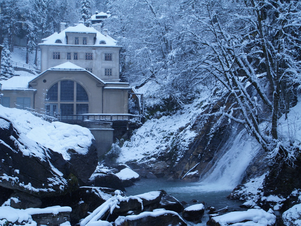 Kraftwerk unterm Wasserfall