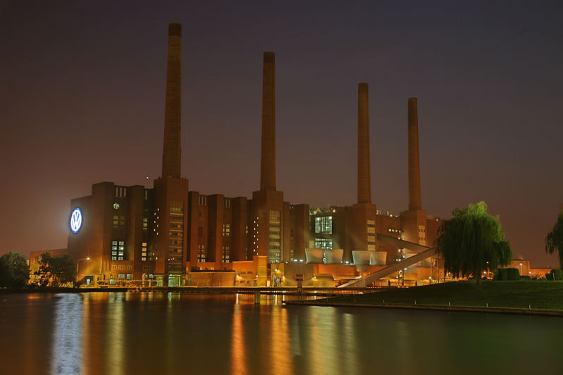 Kraftwerk VW bei Nacht