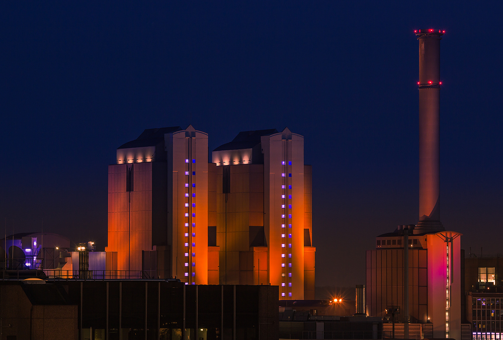 Kraftwerk Westhafen in Frankfurt am Abend