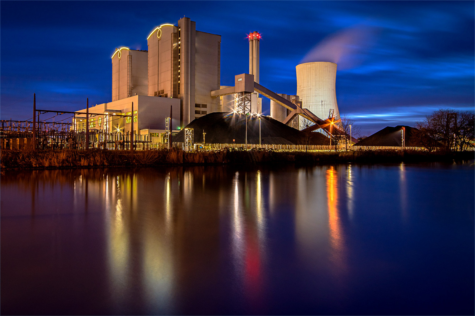 Kraftwerk zur blauen Stunde 