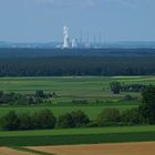 Kraftwerk zwischen Grün und Blau